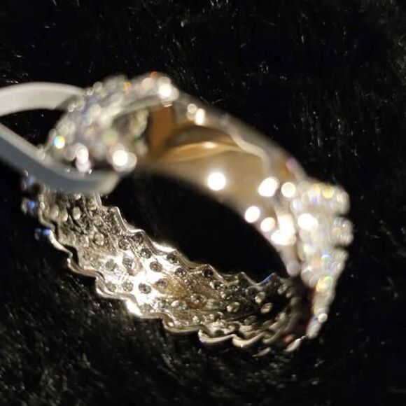 1.73CTW VVSD Moissanite Chevron Ring in 925 sterling silver. Size 9 - Picture 4 of 4